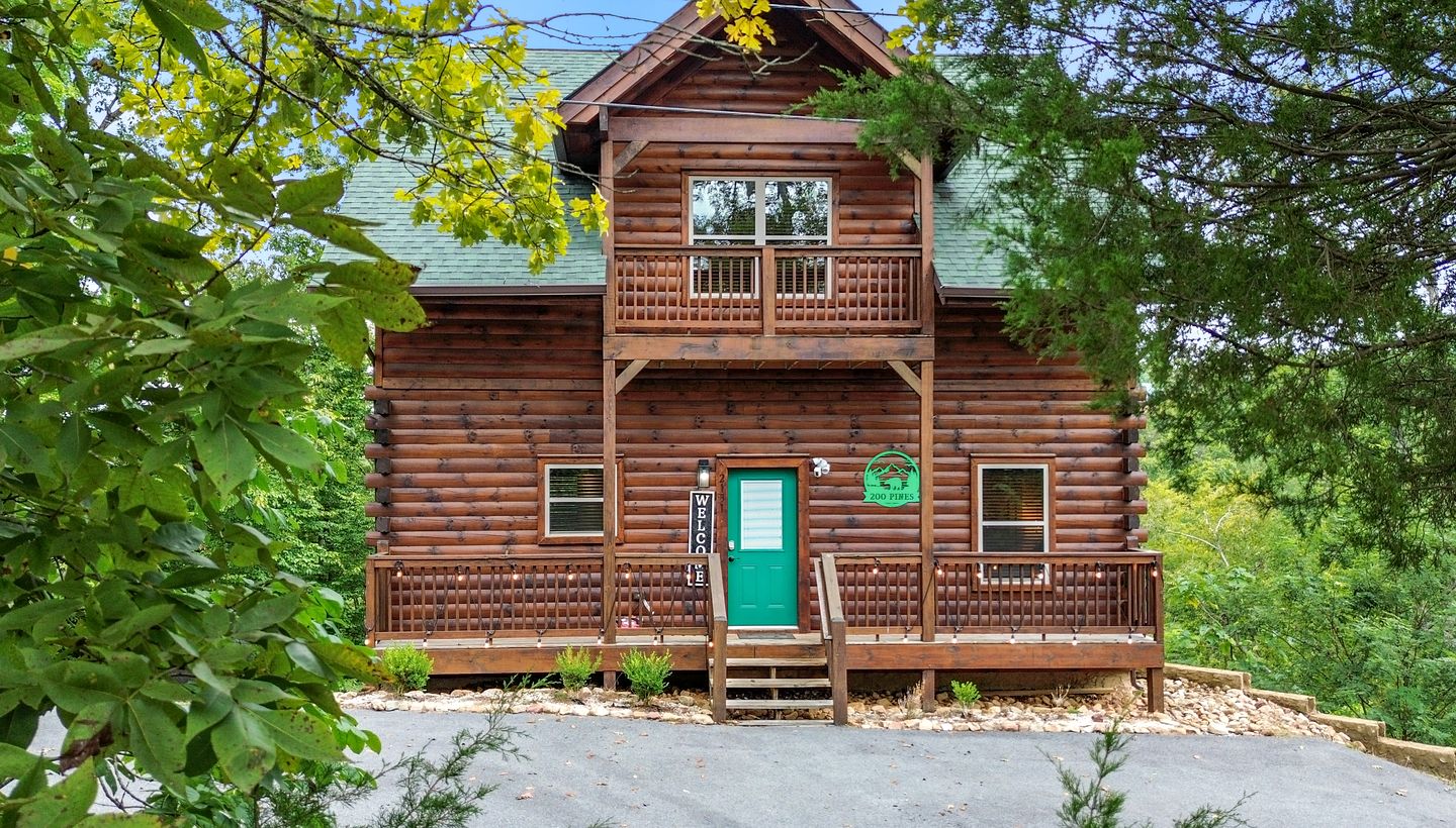 Scenic Smoky Mountain Log Cabin with Indoor Pool & Hot Tub Near Dollywood – Sevierville