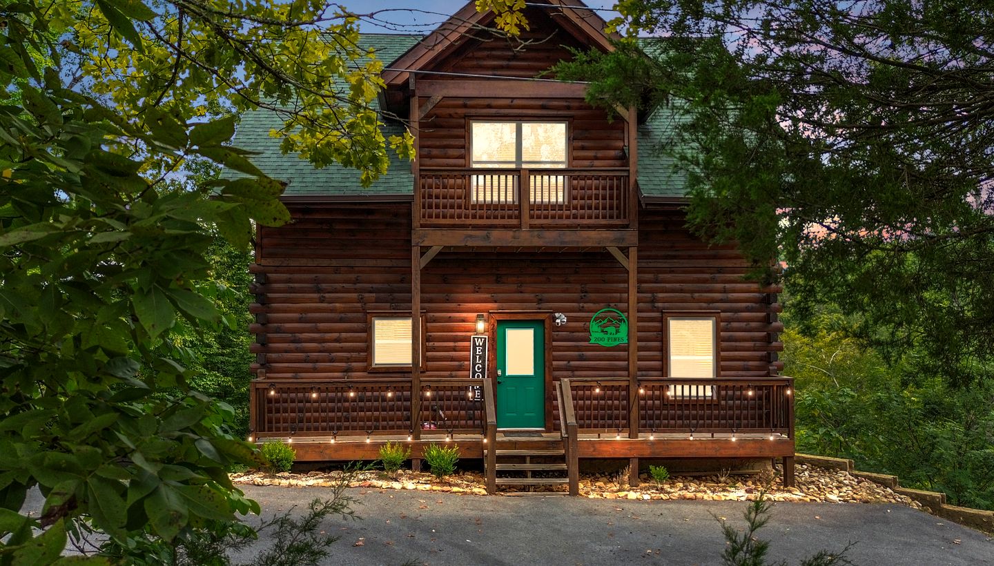 Scenic Smoky Mountain Log Cabin with Indoor Pool & Hot Tub Near Dollywood – Sevierville