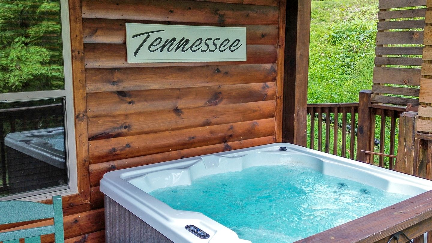 Scenic Smoky Mountain Log Cabin with Indoor Pool & Hot Tub Near Dollywood – Sevierville