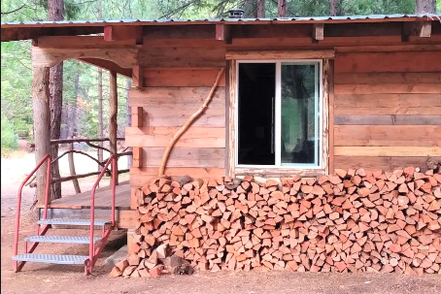 Serene Cabin Getaway with a Charcoal BBQ near Tahoe National Forest, California