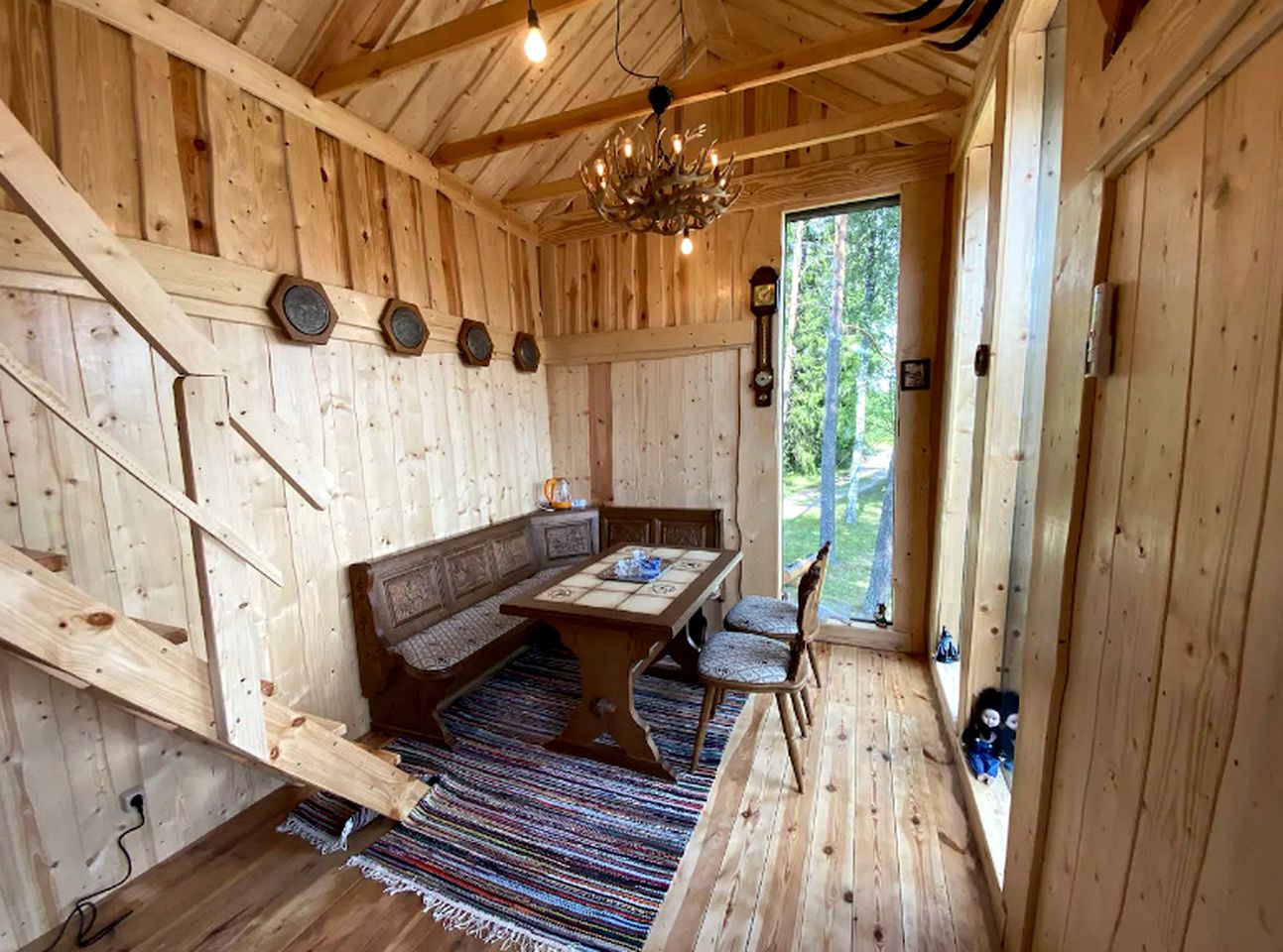 Amazing Treehouse Cabin with a Jacuzzi and Sauna for Glamping in Latvia