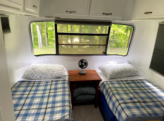 Caravans (Laurelville, Ohio, United States of America)