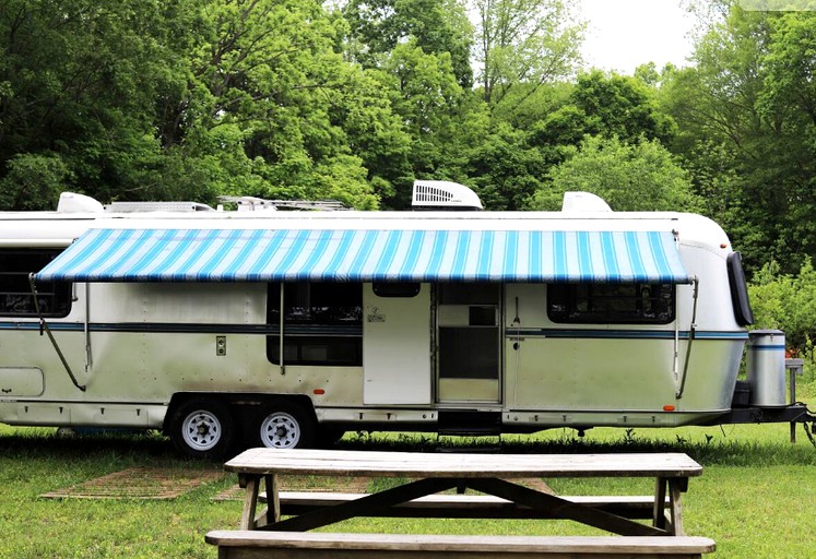 Caravans (Laurelville, Ohio, United States of America)