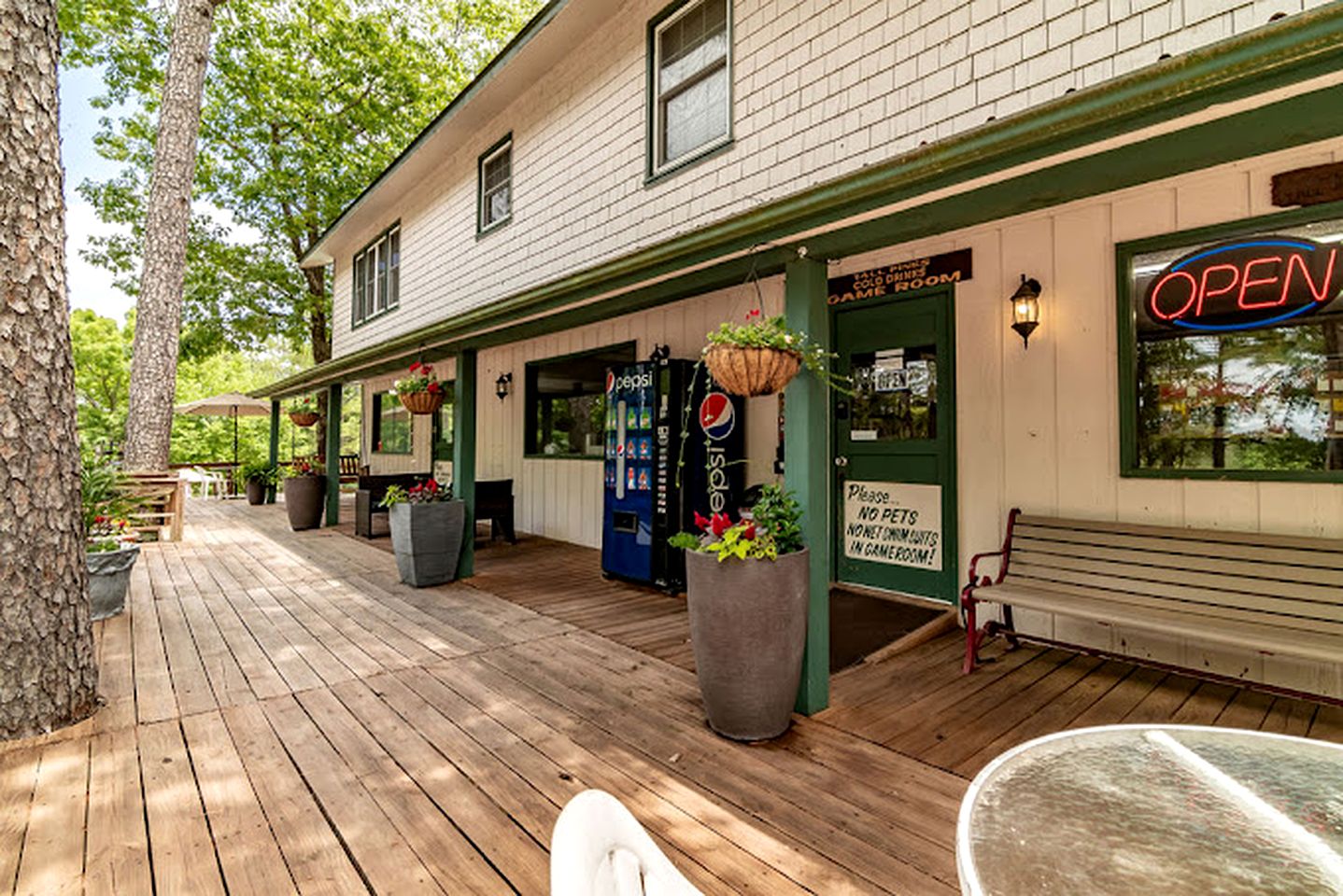 Rustic Camping Cabin near Silver Dollar City, Perfect for a Small Family Summer Holiday