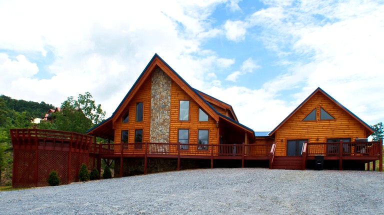 Sublime Vacation Rental for Unforgettable Family or Group Vacations in Dobson, North Carolina | Cabins (Dobson, North Carolina, United States of Ameri