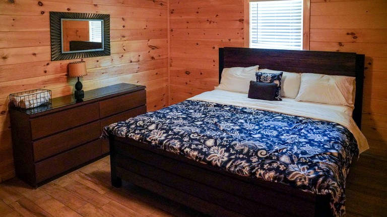 Sublime Vacation Rental for Unforgettable Family or Group Vacations in Dobson, North Carolina | Cabins (Dobson, North Carolina, United States of Ameri