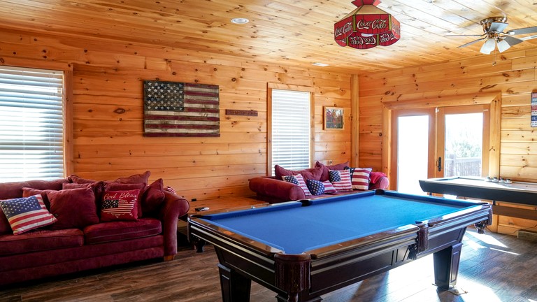 Sublime Vacation Rental for Unforgettable Family or Group Vacations in Dobson, North Carolina | Cabins (Dobson, North Carolina, United States of Ameri