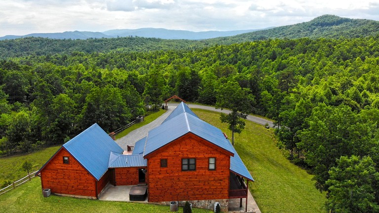 Sublime Vacation Rental for Unforgettable Family or Group Vacations in Dobson, North Carolina | Cabins (Dobson, North Carolina, United States of Ameri