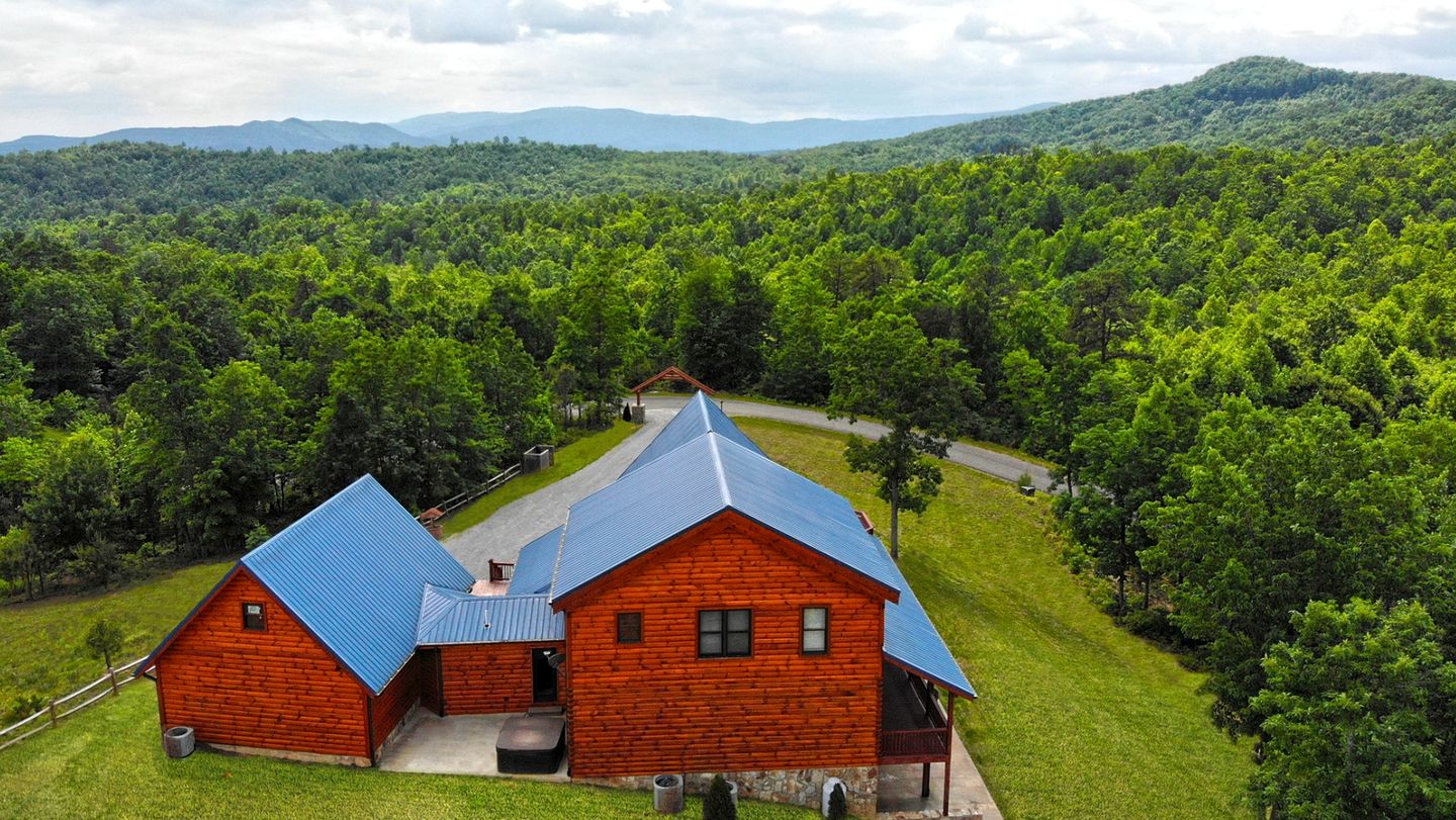 Sublime Vacation Rental for Unforgettable Family or Group Vacations in Dobson, North Carolina