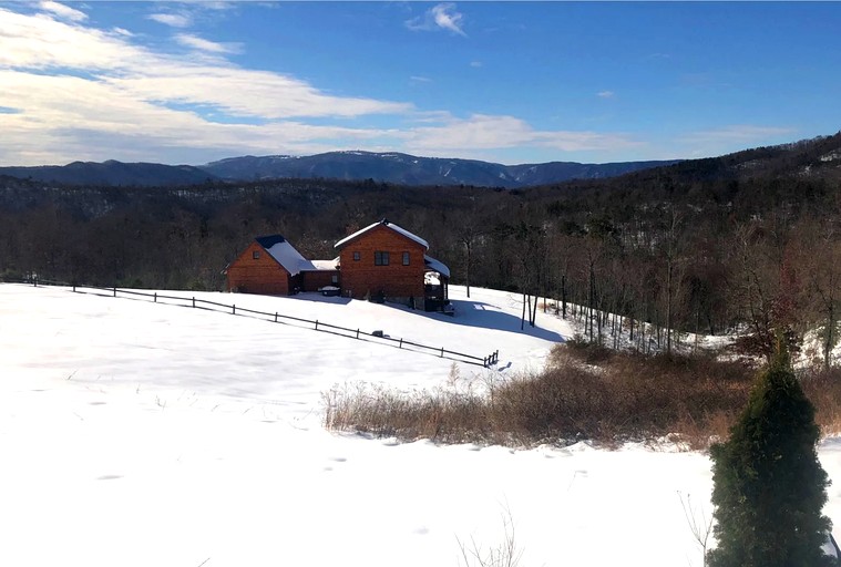 Sublime Vacation Rental for Unforgettable Family or Group Vacations in Dobson, North Carolina | Cabins (Dobson, North Carolina, United States of Ameri