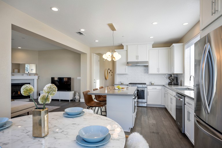 RedAwning 2117SOLEPeaceful Modern Sta Rosa Home w/ Vineyard Views