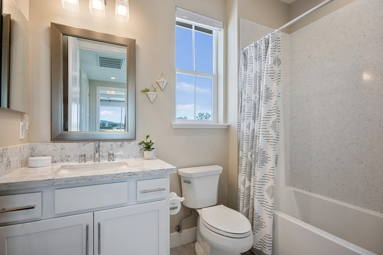 RedAwning 2117SOLEPeaceful Modern Sta Rosa Home w/ Vineyard Views