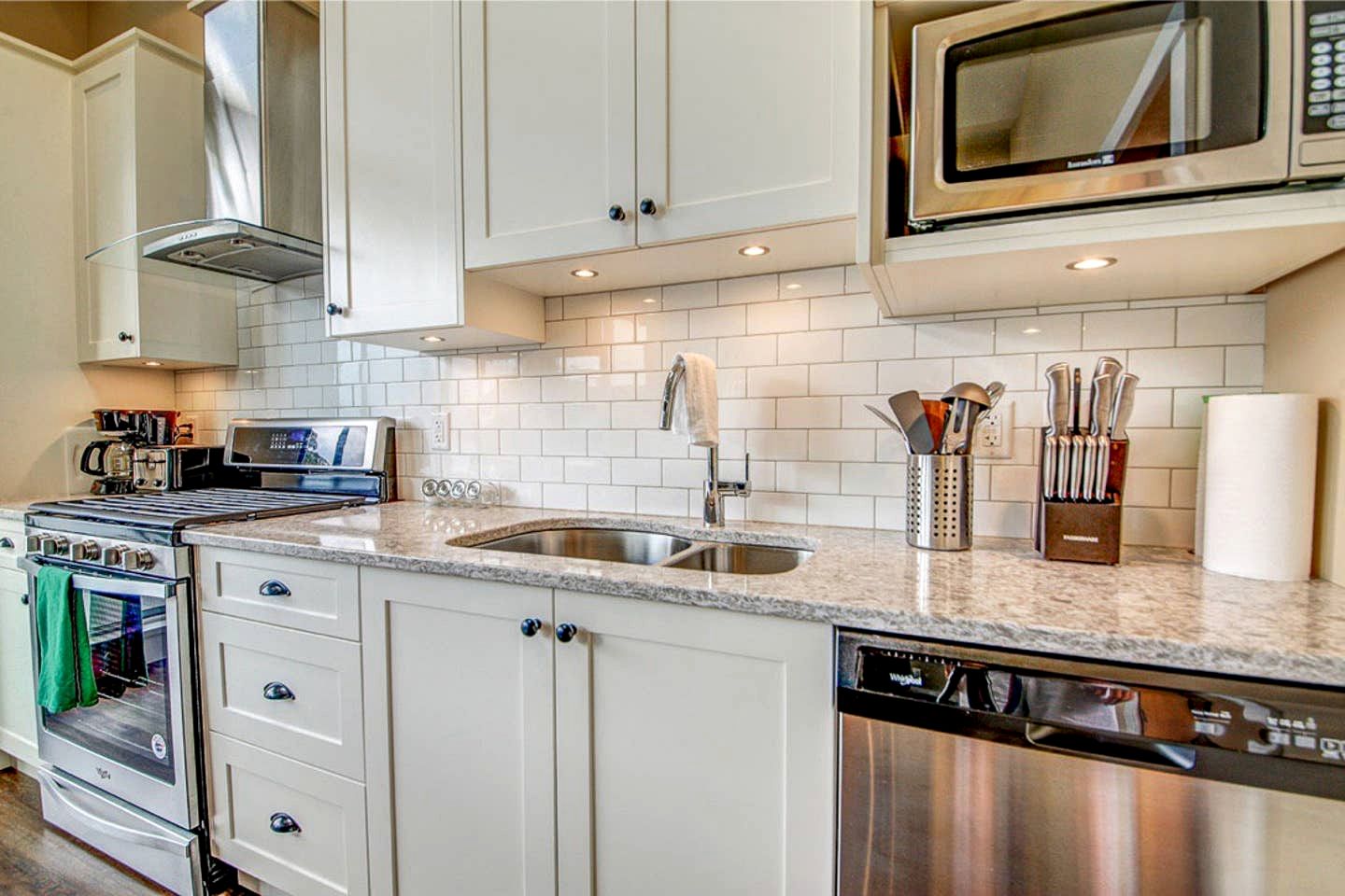 Oceanfront Family Rental with BBQ and Mountain Views in British Columbia