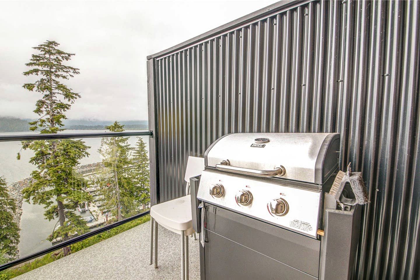 Oceanfront Family Rental with BBQ and Mountain Views in British Columbia