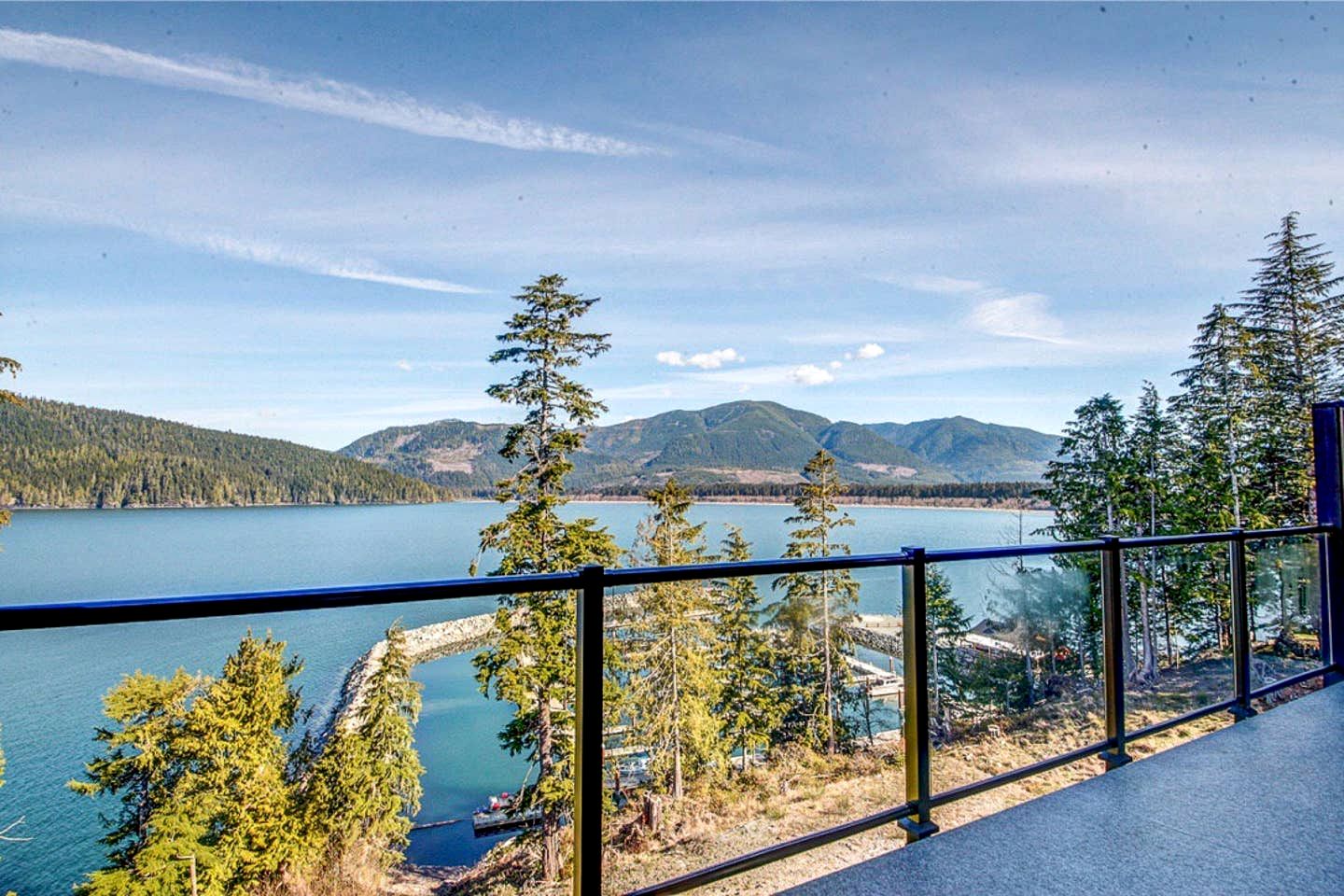 Oceanfront Family Rental with BBQ and Mountain Views in British Columbia