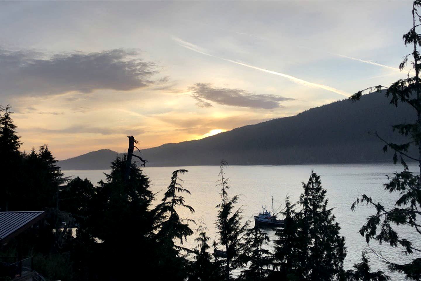 Oceanfront Family Rental with BBQ and Mountain Views in British Columbia