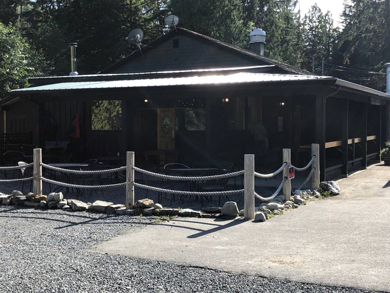 Oceanfront Family Rental with BBQ and Mountain Views in British Columbia