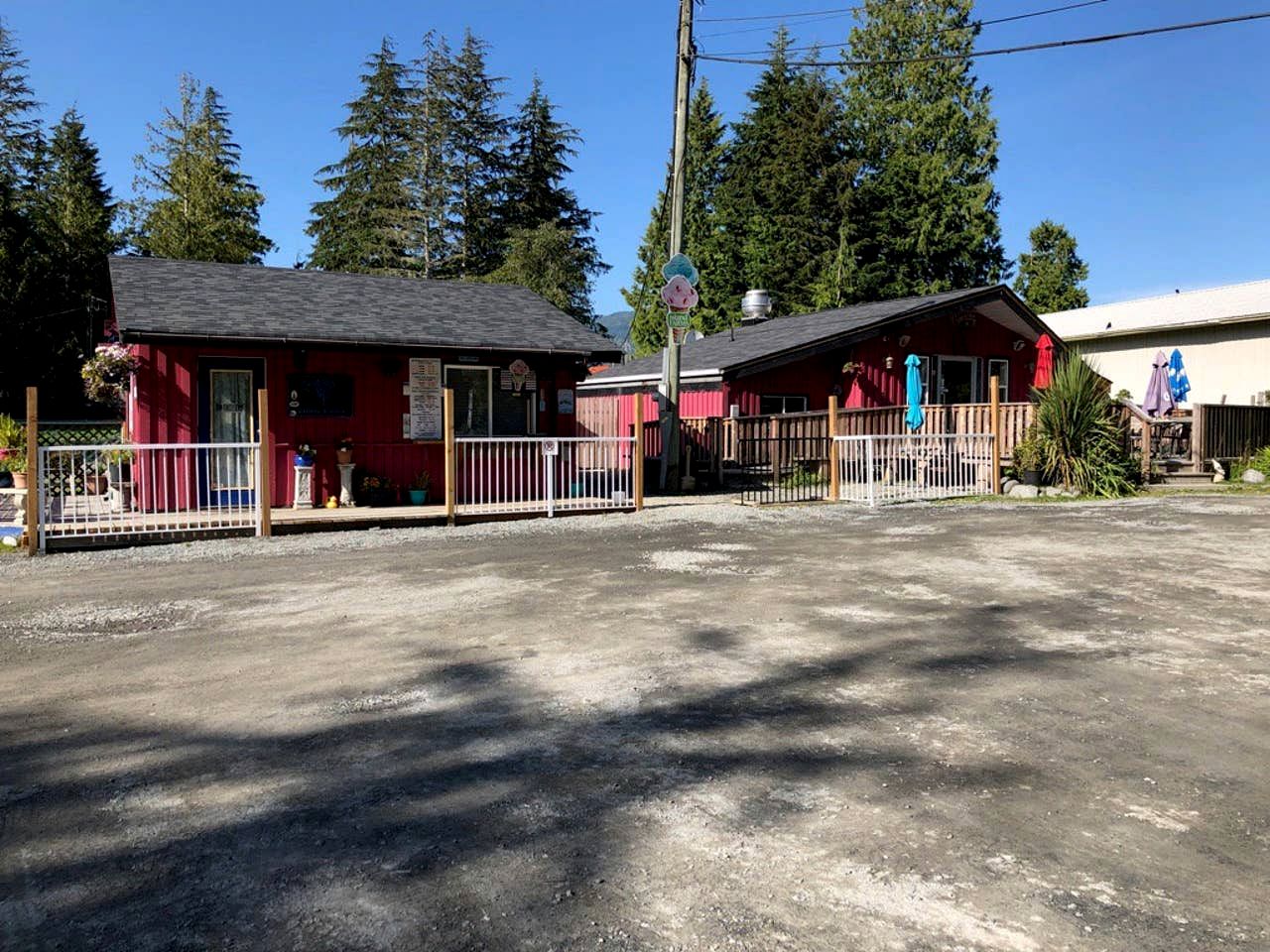 Oceanfront Family Rental with BBQ and Mountain Views in British Columbia