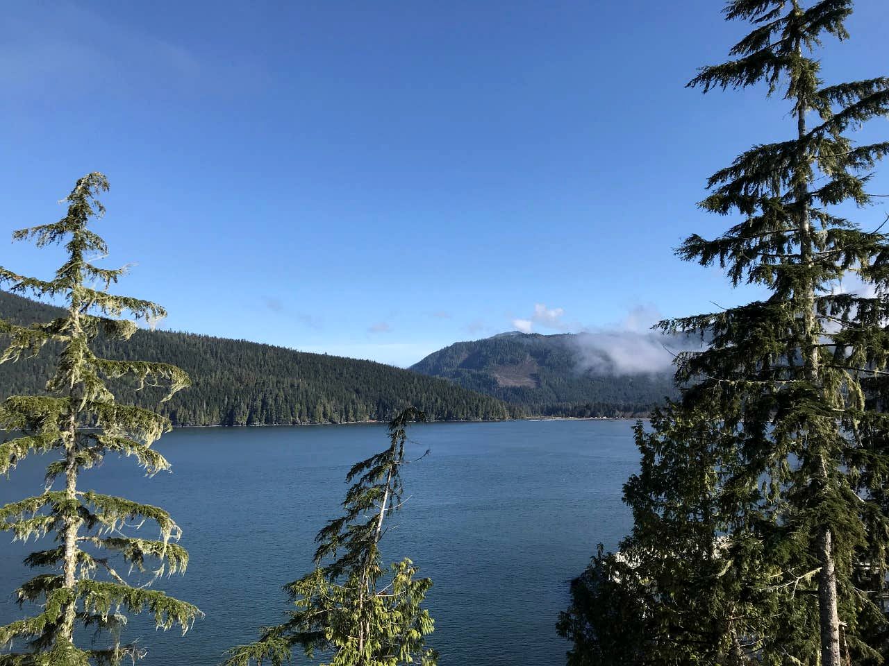 Oceanfront Family Rental with BBQ and Mountain Views in British Columbia