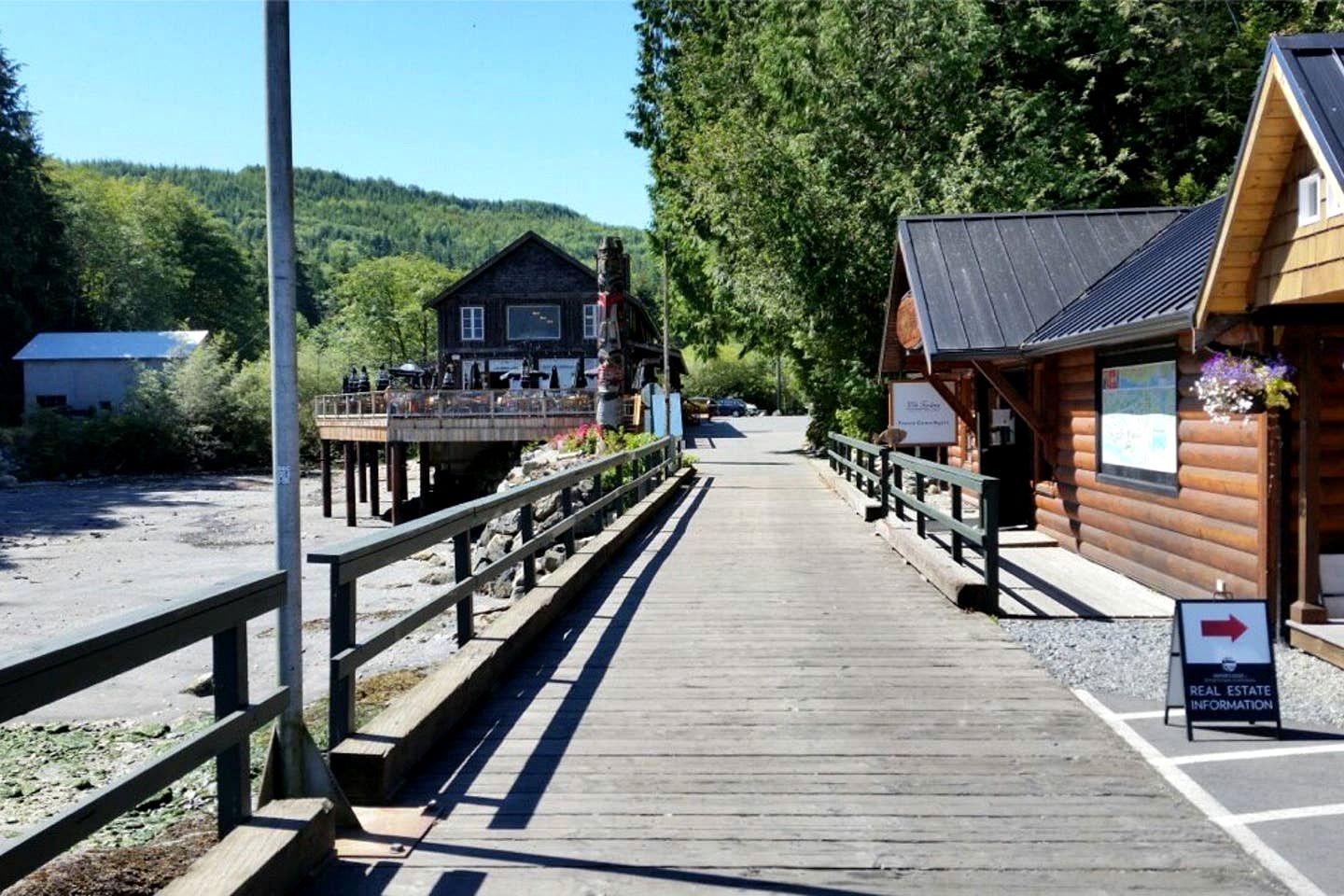 Oceanfront Family Rental with BBQ and Mountain Views in British Columbia