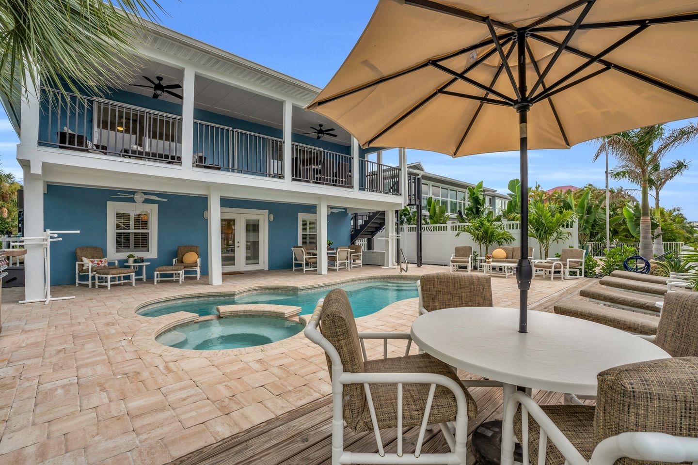 Impressive Beach House with Swimming Pool and Hot-tub in Fort Myers Beach, Florida