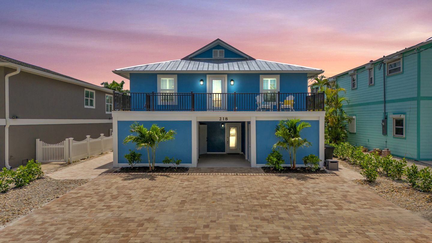 Impressive Beach House with Swimming Pool and Hot-tub in Fort Myers Beach, Florida