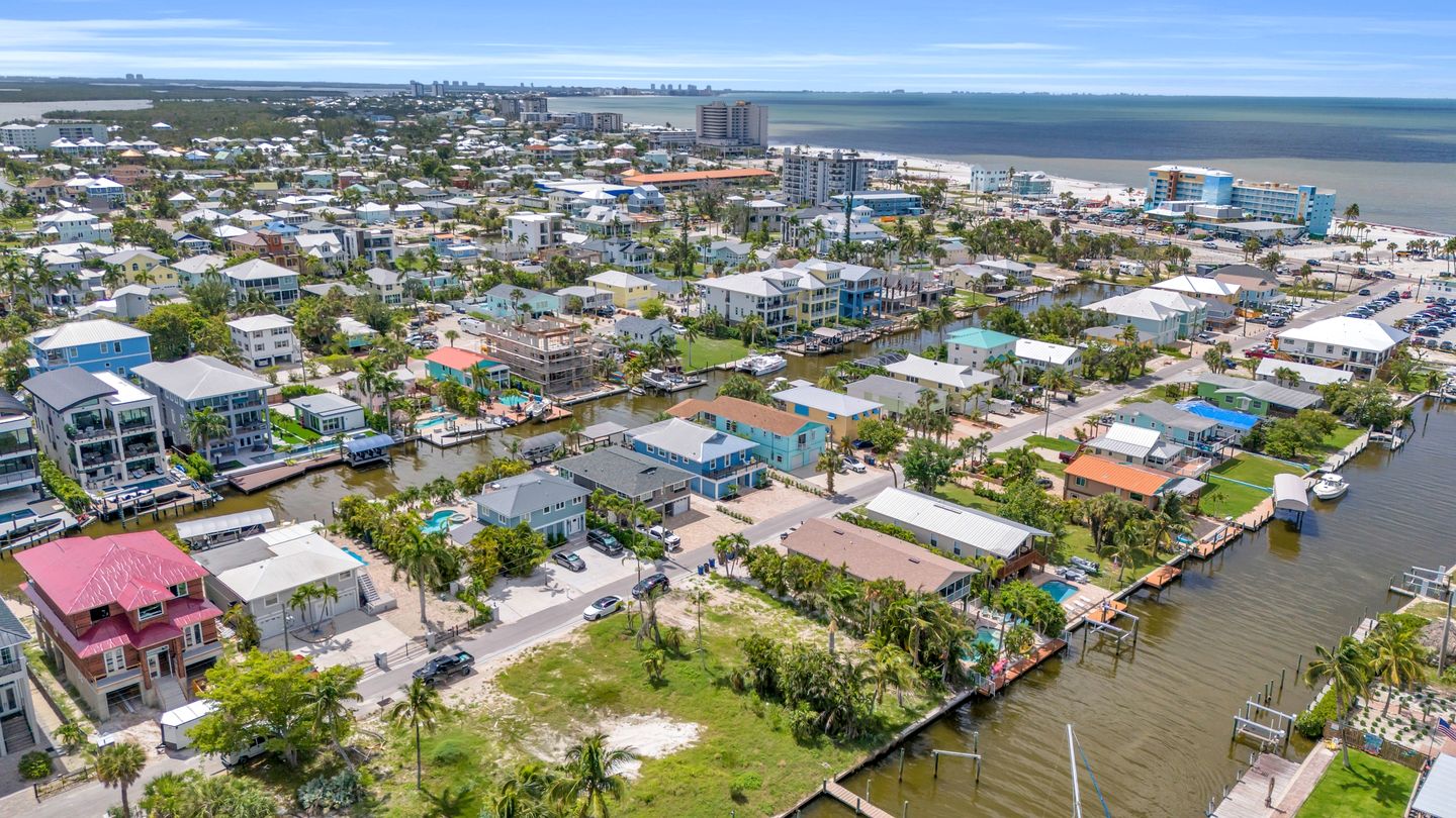 Impressive Beach House with Swimming Pool and Hot-tub in Fort Myers Beach, Florida