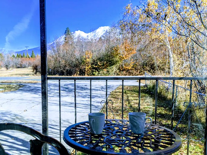 Cabins (Mount Shasta, California, United States of America)