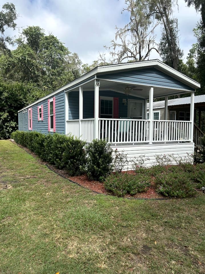 Stunning Cottage by the Rainbow River with Fantastic Amenities for a Wonderful Florida Escape