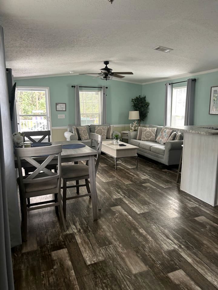 Stunning Cottage by the Rainbow River with Fantastic Amenities for a Wonderful Florida Escape