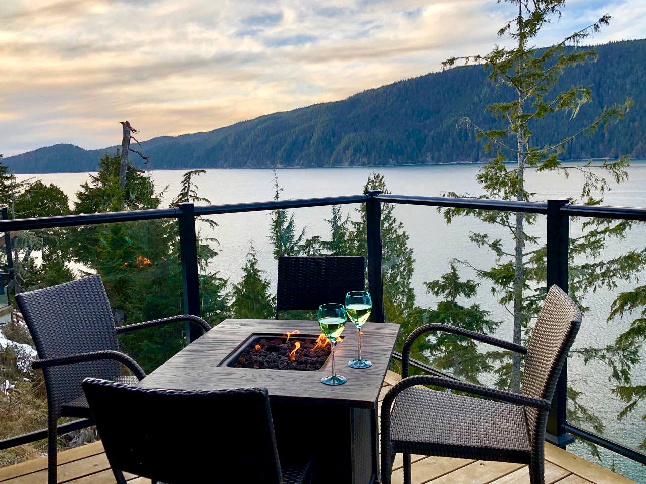 Chic Modern Rental with Breathtaking Sunsets, BBQ and Fire Pit in British Columbia