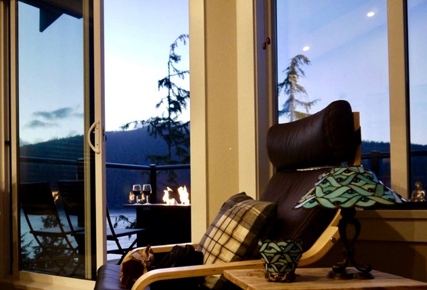 Chic Modern Rental with Breathtaking Sunsets, BBQ and Fire Pit in British Columbia