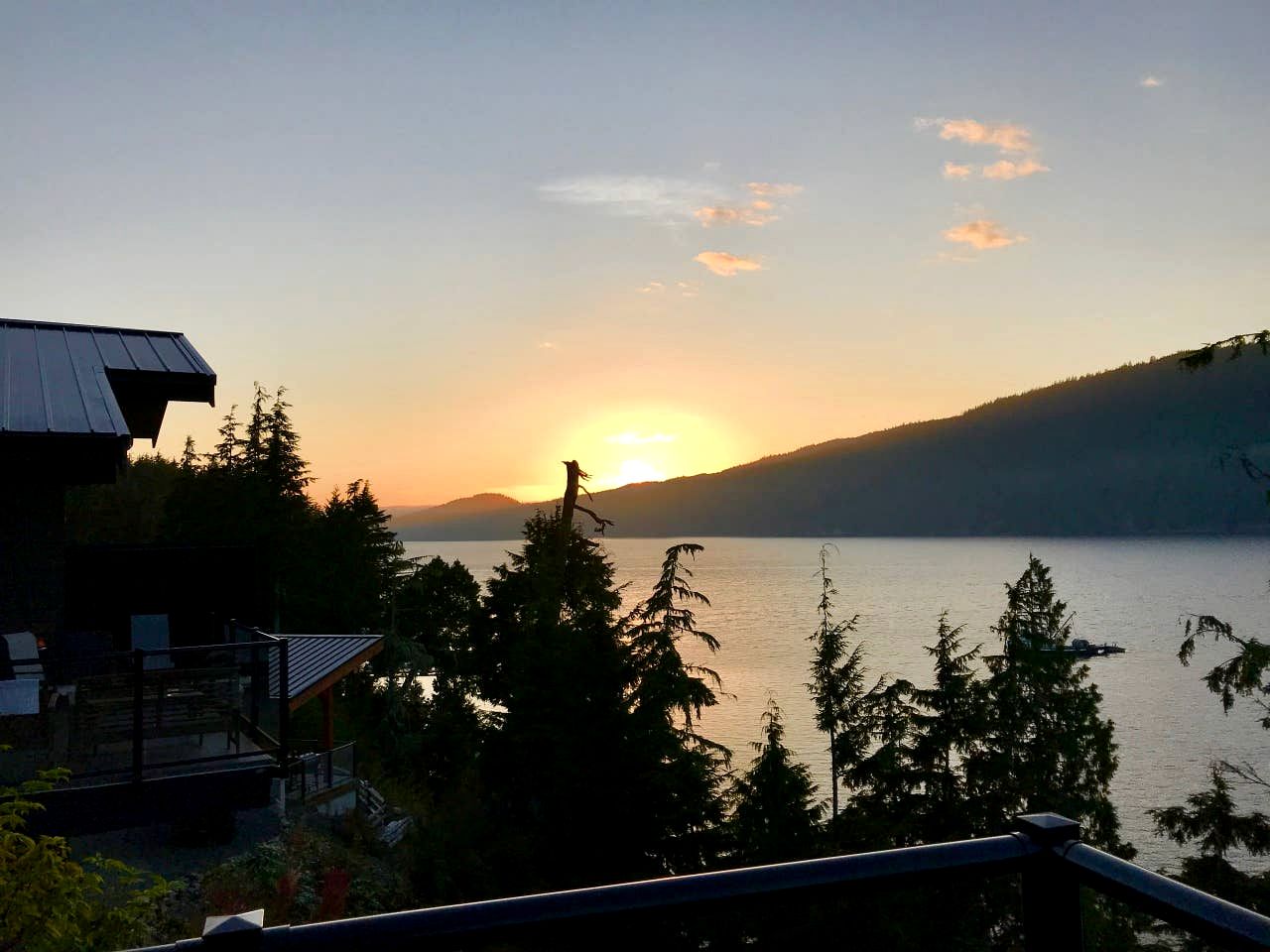 Chic Modern Rental with Breathtaking Sunsets, BBQ and Fire Pit in British Columbia