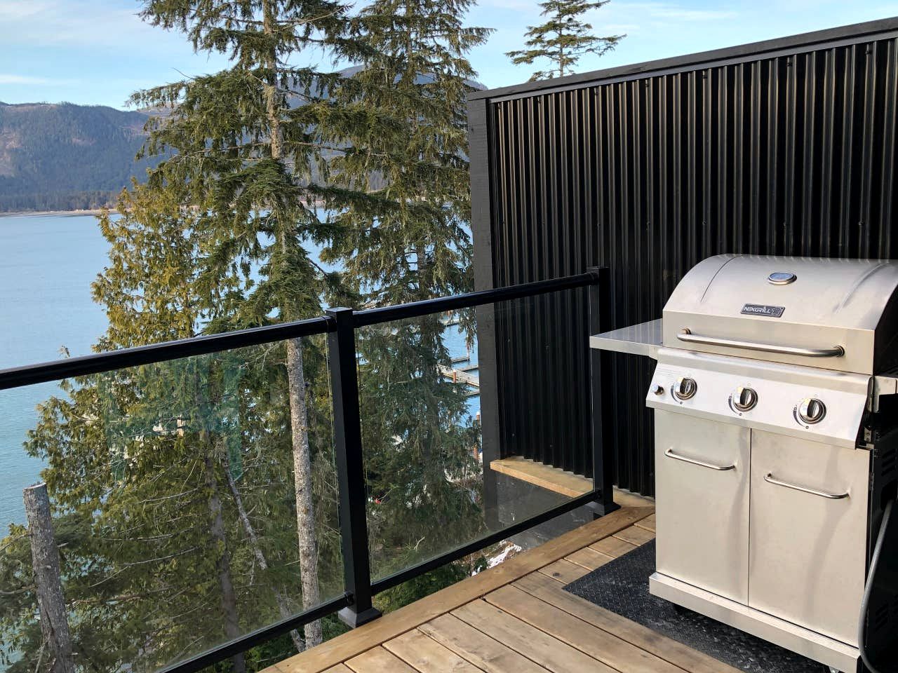 Chic Modern Rental with Breathtaking Sunsets, BBQ and Fire Pit in British Columbia