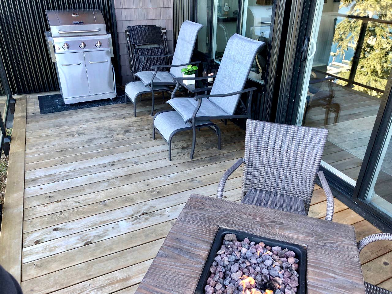 Chic Modern Rental with Breathtaking Sunsets, BBQ and Fire Pit in British Columbia