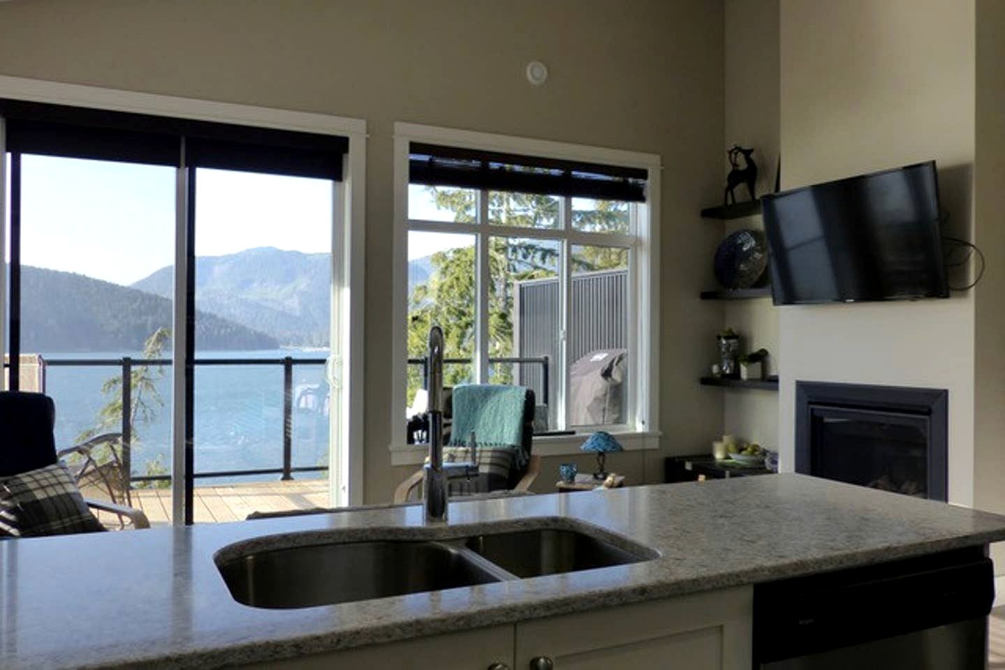 Chic Modern Rental with Breathtaking Sunsets, BBQ and Fire Pit in British Columbia