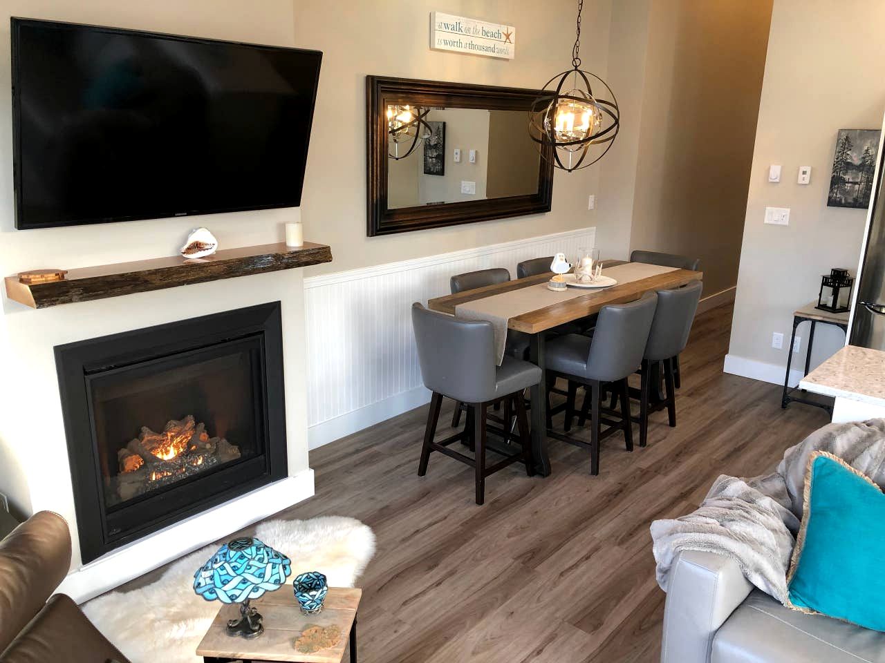 Chic Modern Rental with Breathtaking Sunsets, BBQ and Fire Pit in British Columbia