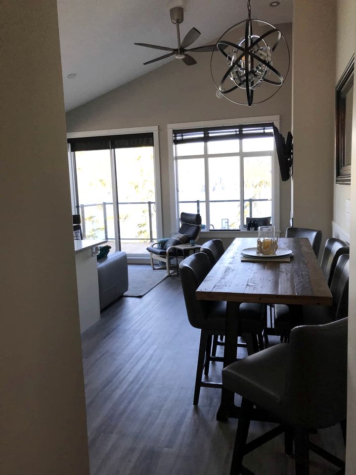 Chic Modern Rental with Breathtaking Sunsets, BBQ and Fire Pit in British Columbia