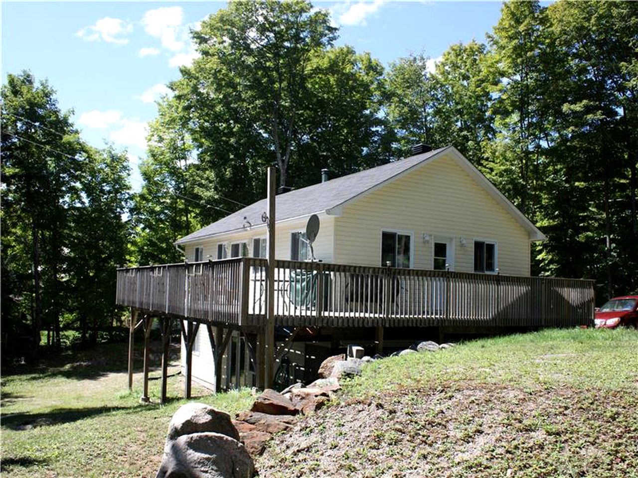 Cottages (North Frontenac, Ontario, Canada)