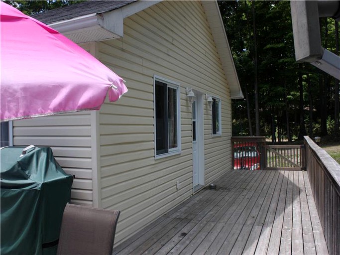 Cottages (North Frontenac, Ontario, Canada)