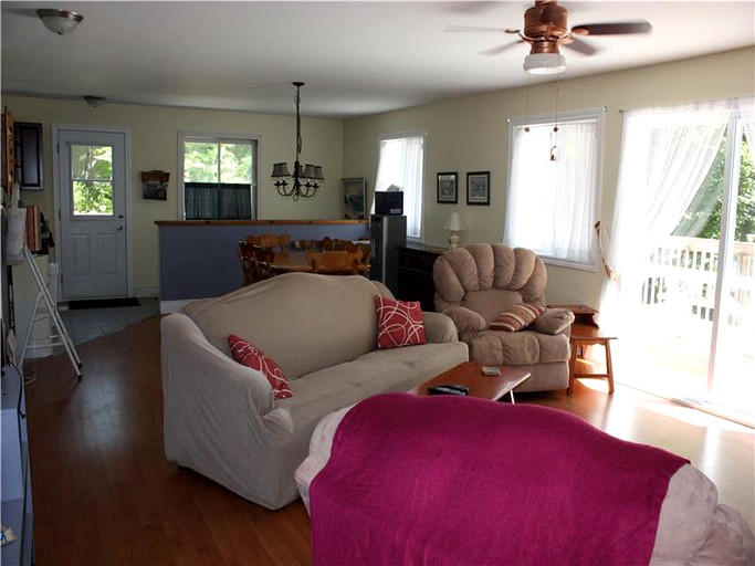 Cottages (North Frontenac, Ontario, Canada)