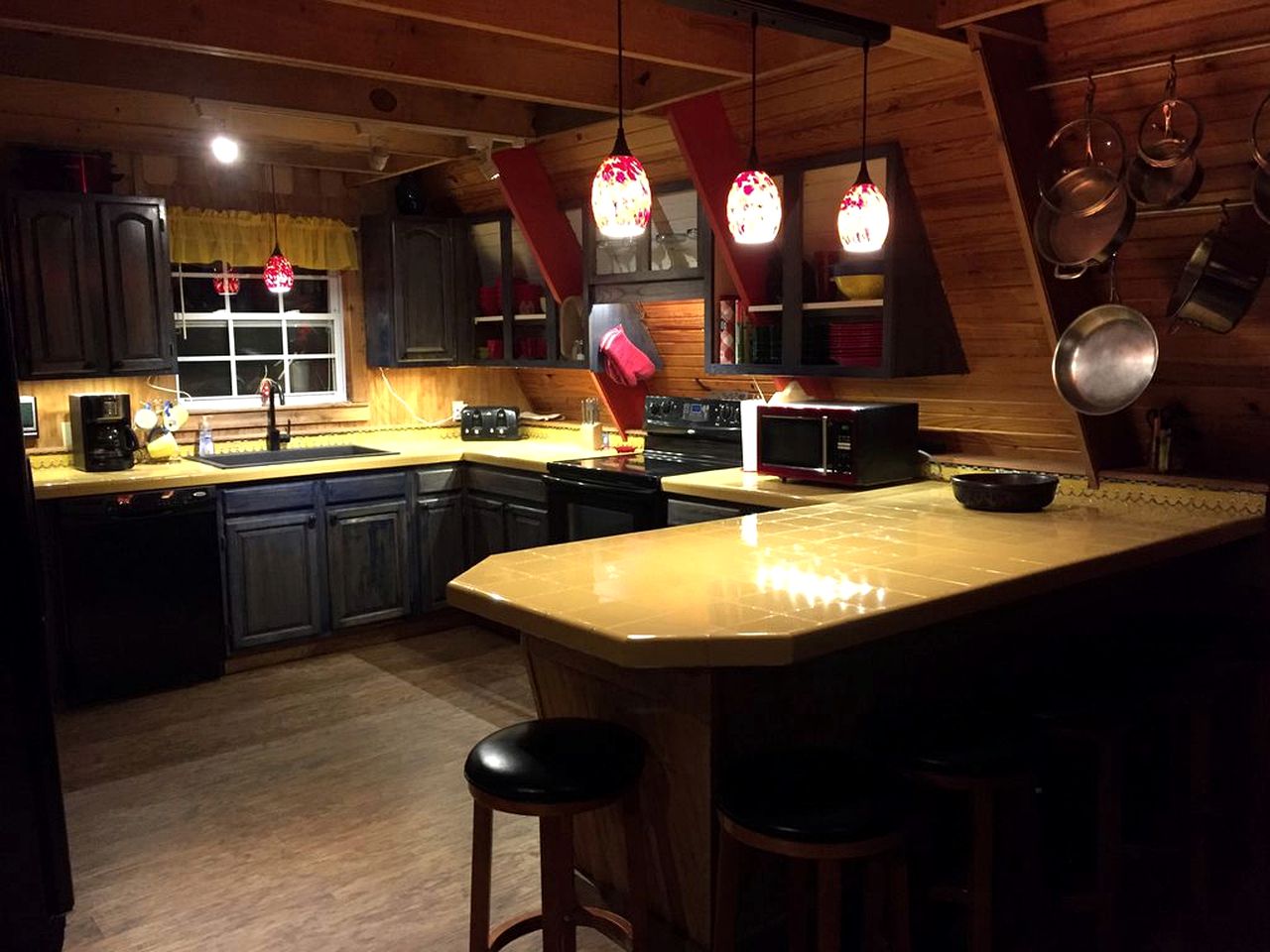 Rustic 18-Person Cabin Rental on Lake Sam Rayburn for Staycation near Houston