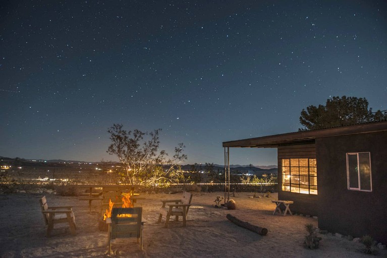 Cabins (Joshua Tree, California, United States)