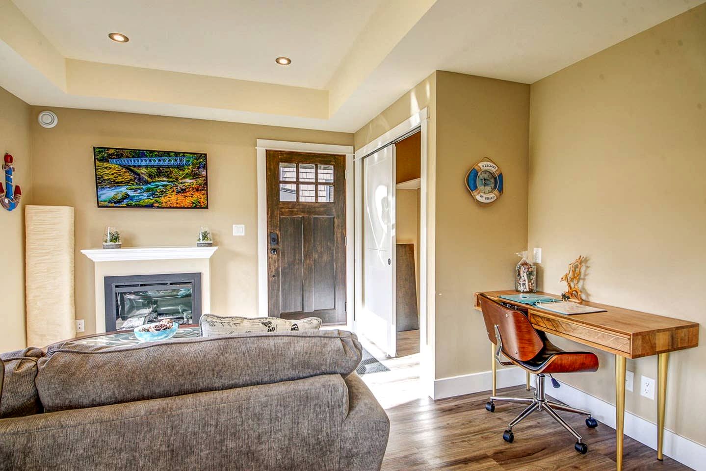 Pet-Friendly Lower Unit Suite with Ideal Mountain Views in British Columbia