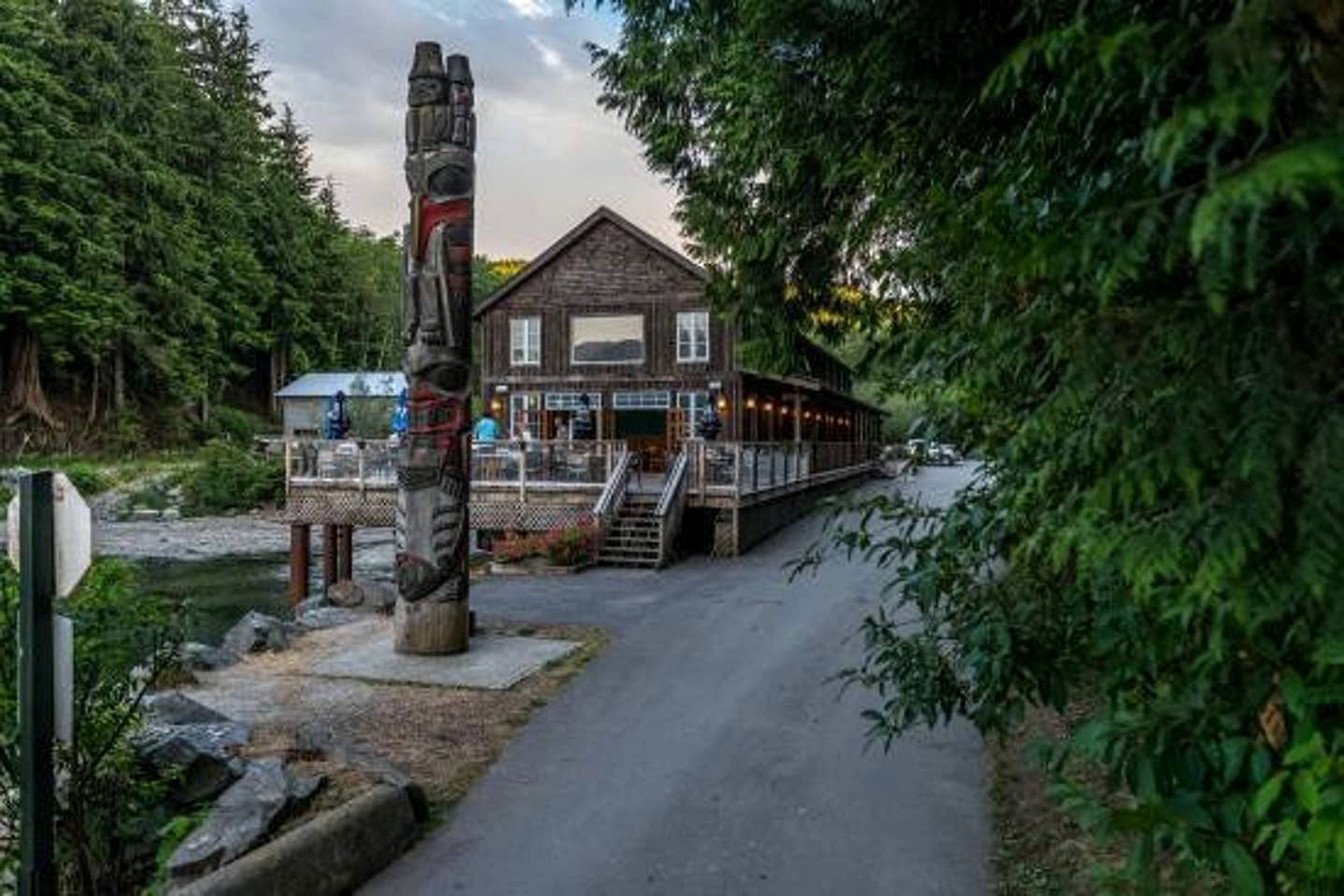 Pet-Friendly Lower Unit Suite with Ideal Mountain Views in British Columbia