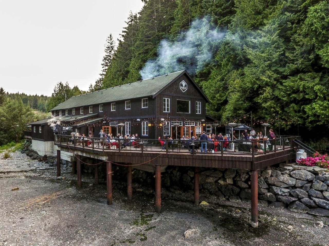 Pet-Friendly Lower Unit Suite with Ideal Mountain Views in British Columbia