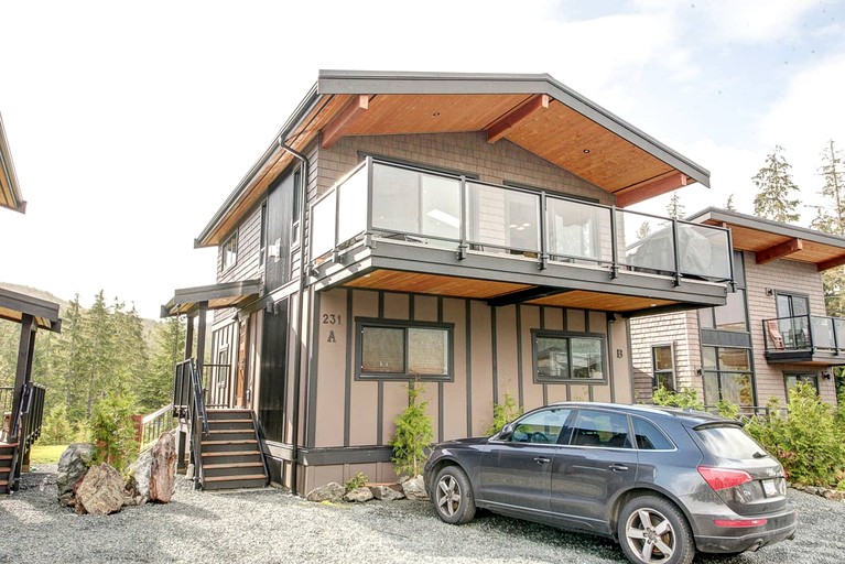 Pet-Friendly Lower Unit Suite with Ideal Mountain Views in British Columbia