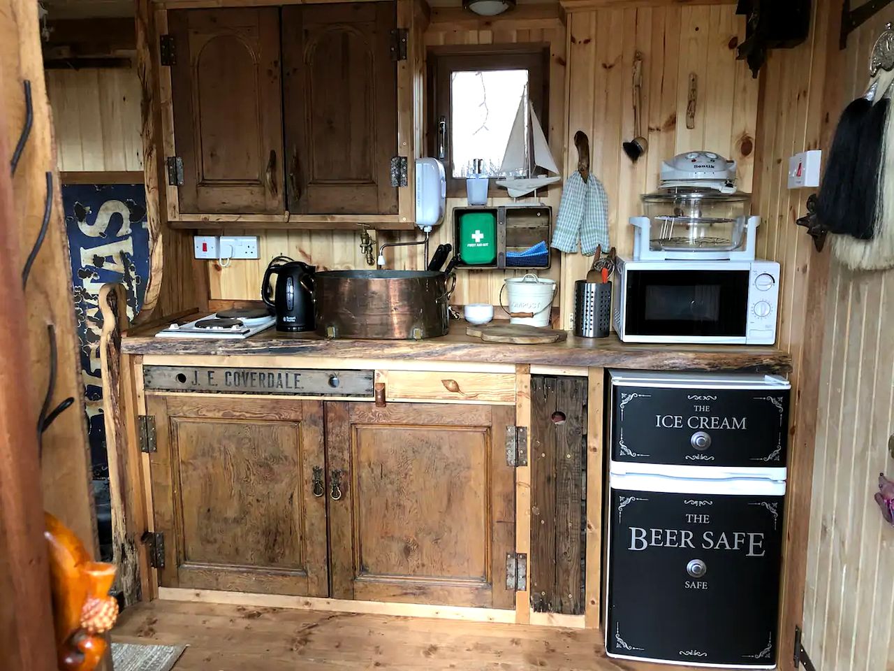Romantic Shepherd's Hut Rental for Glamping in Scotland