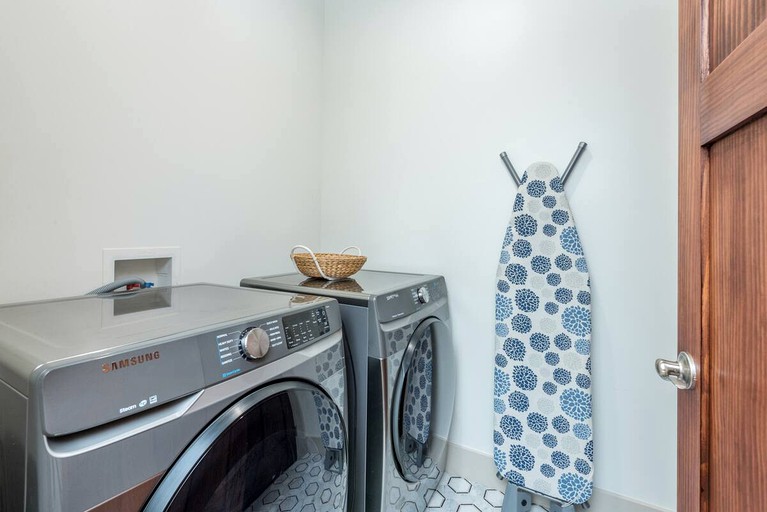 Cabins (Mars Hill, North Carolina, United States of America)