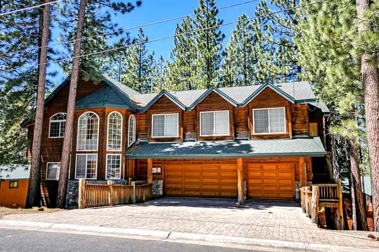 Cabins (South Lake Tahoe, California, United States)